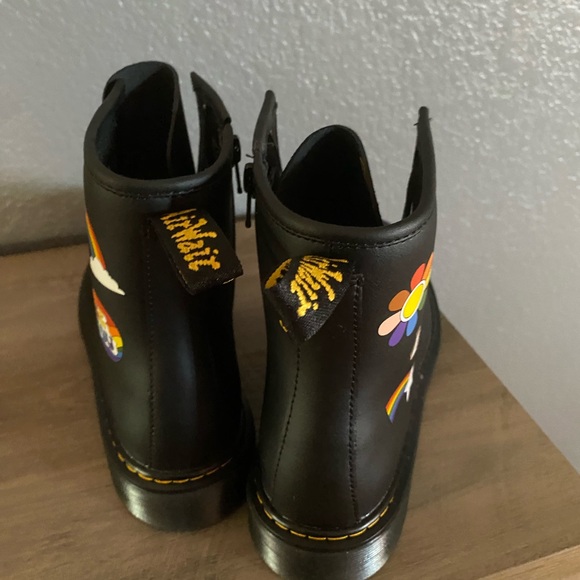 NEW DR MARTENS WOMEN'S PRIDE RAINBOW BLACK LEATHHER COMBAT BOOT SIZE 7L - Picture 4 of 6